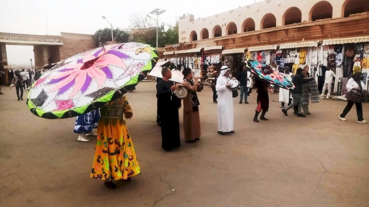 فرق الفنون الشعبية تستكمل عروضها الفنية بساحة دخول معابد فيله