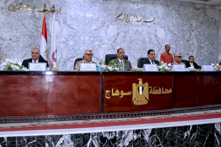 محافظ سوهاج ومدير جمعية المحاربين القدماء ومدير الأمن يكرمون أسر الشهداء