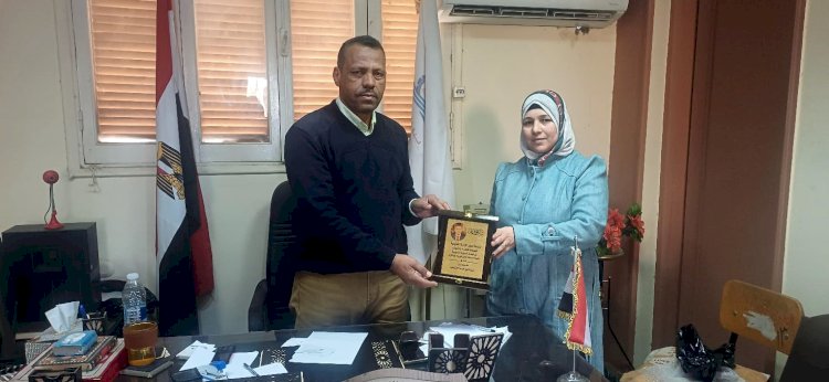 تكريم وتهنئة رمضانية.. درع التميز لمدير عام تعليم أبوتشت من نجع الربة