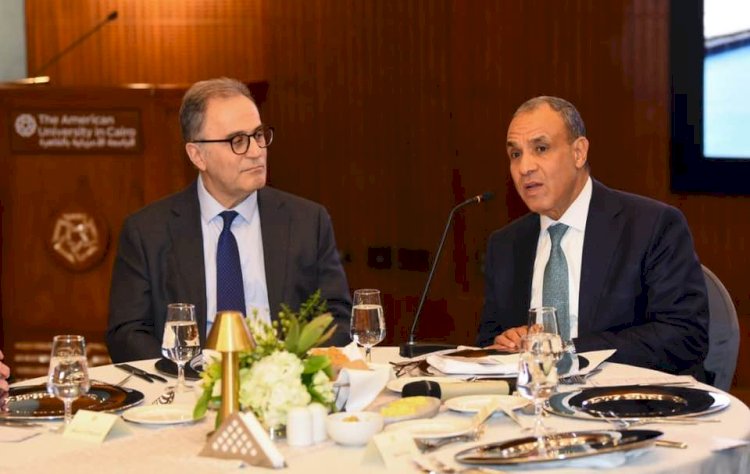 وزير الخارجية يلتقي مجلس أمناء الجامعة الأمريكية بالقاهرة