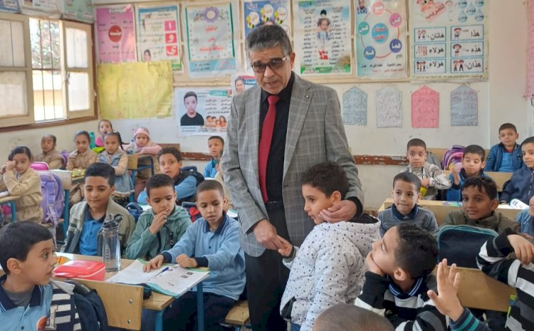 وكيل تعليم أبوتشت يتابع تسليم الكتب المدرسية  بمدرسة المحطة الابتدائية