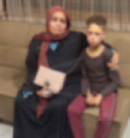 الاجهزة الامنية تعيد طفل التسول لوالدته بالقاهرة