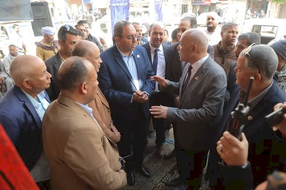 محافظ قنا يتفقد معرض "أهلًا رمضان" بنجع حمادي لتوفير السلع بأسعار مخفضة