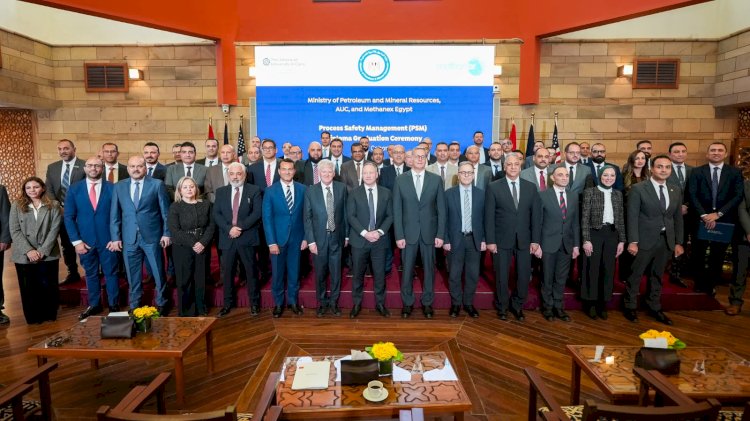 "بدوي"يشهد تخرج أول دفعة من دبلومة سلامة العمليات بقطاع البترول بالجامعة الأمريكية