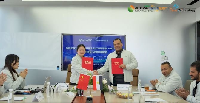 تايم تكنولوجي توقع عقد شراكة وblue sun solar الصينية لتوزيع ألواح للطاقة الشمسية