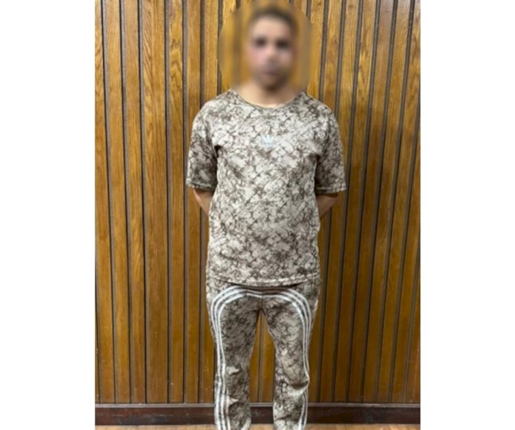 حقيقة فيديو تجرد عاطل من ملابسه وتلويحه بسلاح بالإسكندرية