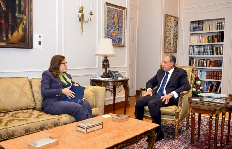 وزير الخارجية يلتقي مستشارة رئيس الجمهورية للشئون الاقتصادية ومستشار الجامعة الأمريكية بالقاهرة