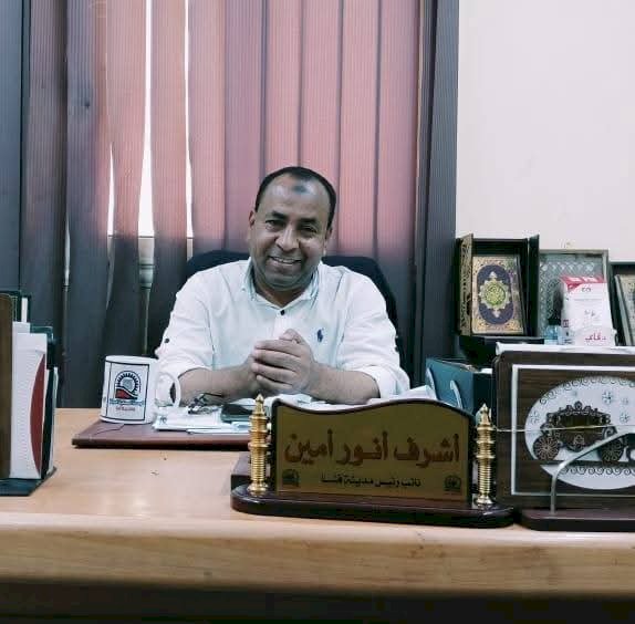 متابعة صيانة كشافات الإنارة ومراجعة الأعمدة المتهالكة بنطاق مركز قنا