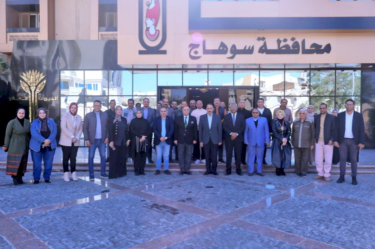 محافظ سوهاج يتفقد إدارات الديوان العام بالمحافظة