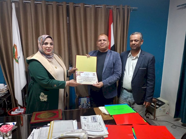 رئيس حى الكوثر تكرم العاملين المتميزين تقديراً لجهودهم المتميزة في العمل