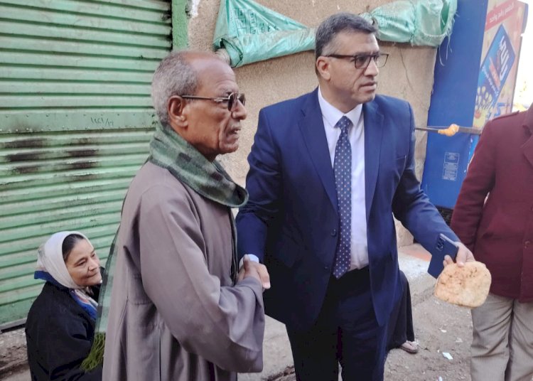 -منفردًا.. محافظ قنا في جولة مفاجئة لمتابعة سير العمل بعدد من المخابز