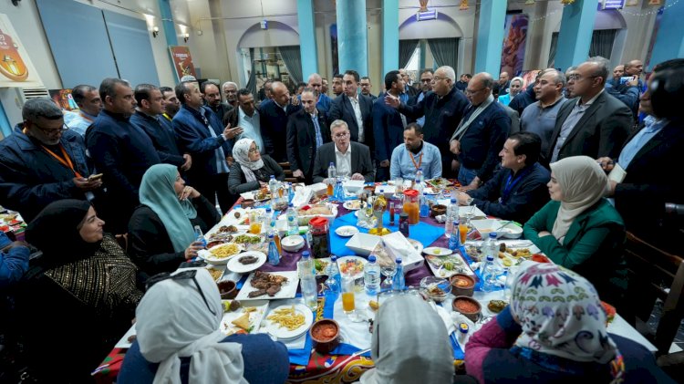 وزير البترول  يشارك العاملين إفطار رمضان في حقول الشركة العامة للبترول بغارب