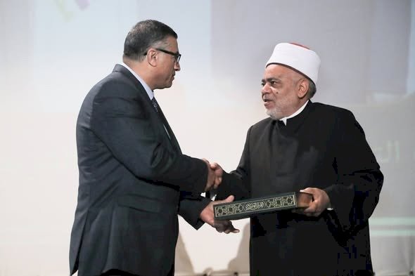 نيابة عن شيخ الأزهر وتقديرًا لمكانة جده الراحل الإمام "الببلاوي".. الشيخ تاج يقدم لمحافظ قنا مصحفًا بماء الذهب