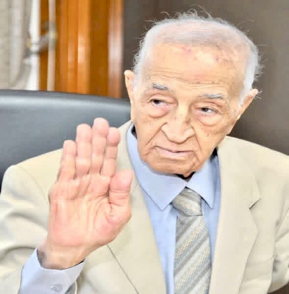 نبيل بقطر يكتب : رحيل شيخ الإذاعيين فهمي عمر الصوت الخالد في وجداننا