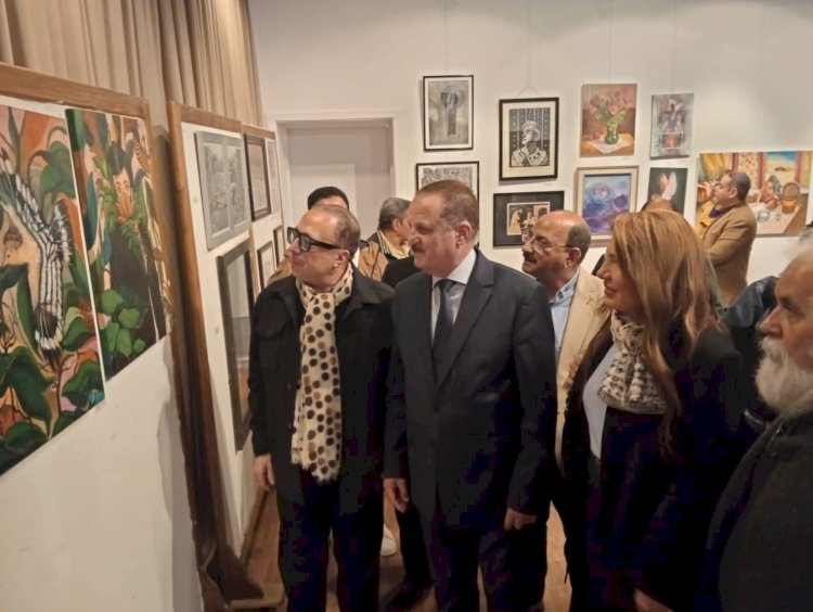 الأمين العام للمجلس الأعلى للثقافة يفتتح معرض "أنامل مضيئة" بالهناجر