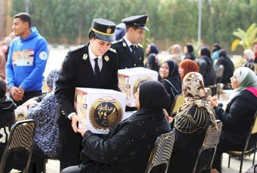 الداخلية توزع عبوات غذائية "بالمجان" على الفئات الأولى بالرعاية بالمناطق الحضارية