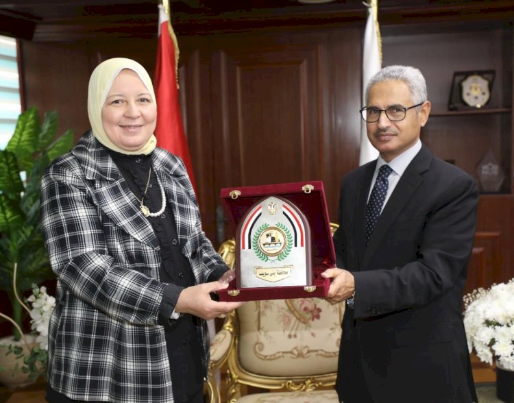 محافظ بني سويف يُكرًم " أمل الهواري "وكيل وزارة التعليم