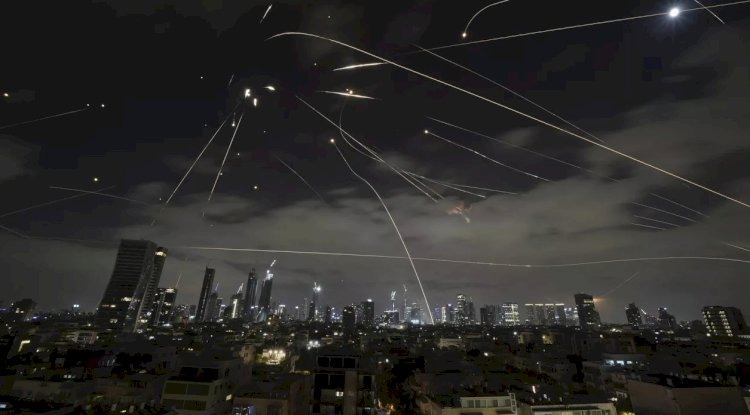 ارتباك في المشهد بعد إطلاق الصواريخ الإيرانية علي تل أبيب