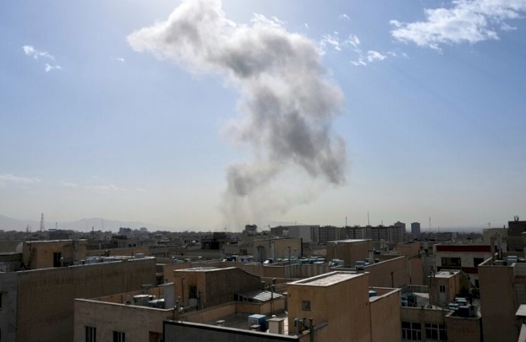 صواريخ إيران تستهدف البحرين وتصاعد الدخان في المنامة