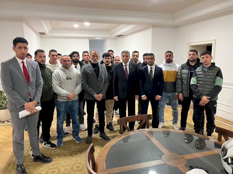 سفير مصر لدى اليونان يستقبل اقارب ضحايا مركب الهجرة غير الشرعية بمقر السفارة