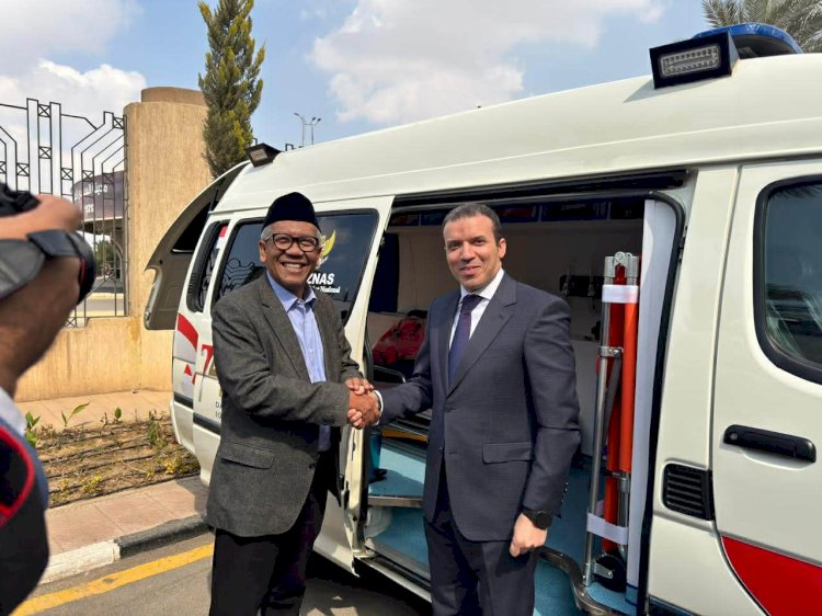 إندونيسيا تسلّم مصر 5 سيارات إسعاف دعمًا للفلسطينيين المتضررين من أزمة غزة