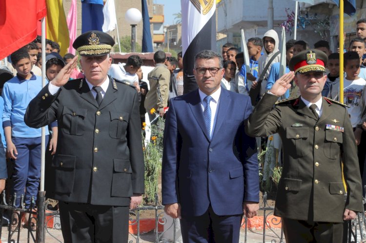 في ذكرى العيد القومي.. محافظ قنا يضع إكليل الزهور على النصب التذكاري