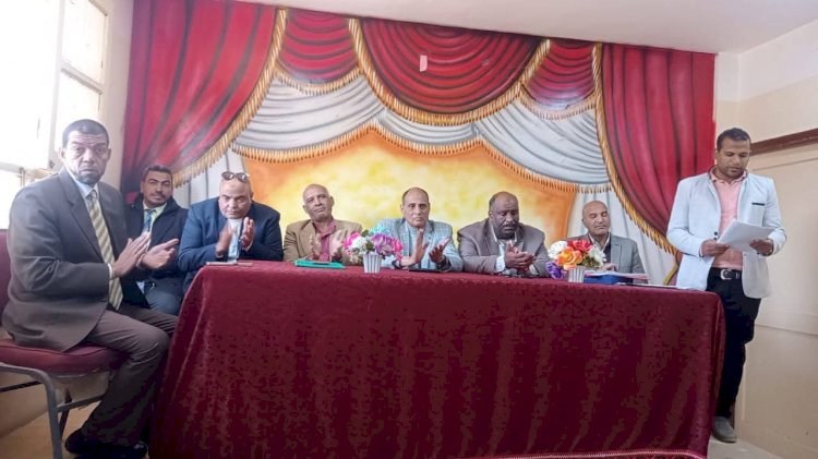 قنا : الشيخ حاكم الإعدادية تكرّم مدير البحري قمولا الثانوية وأوائل الطلاب