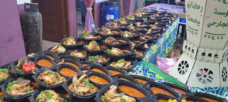 محافظ سوهاج يتفقد فعاليات مبادرة " مطبخ الخير " بروافع القصير