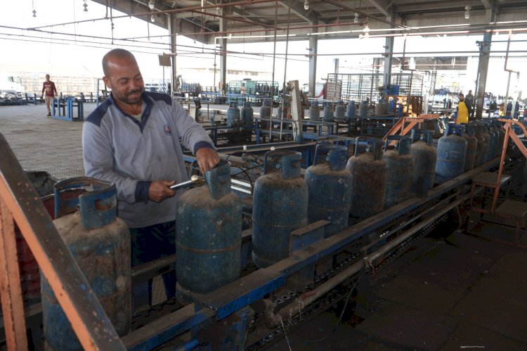 محافظ سوهاج يتفقد مستودع بوتاجاز الشوش ومصنع تعبئة الأحايوة شرق