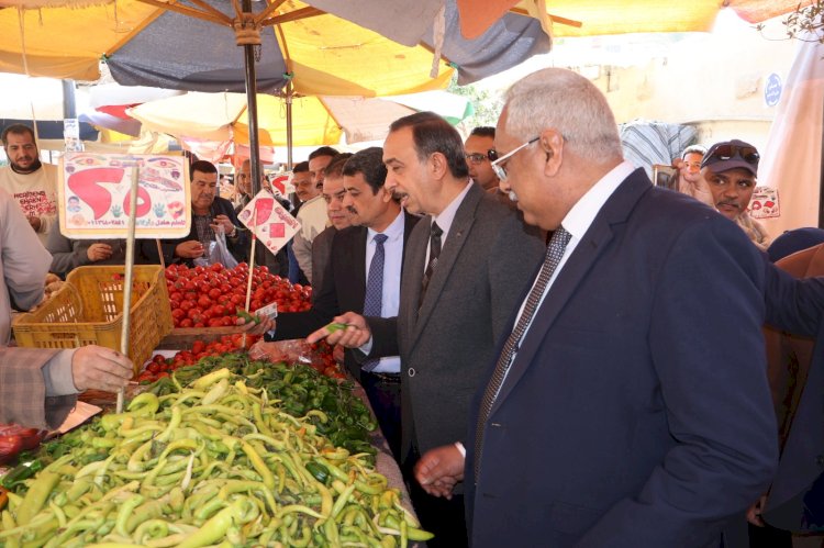 محافظ سوهاج يتفقد عدداً من الأسواق والهايبر ماركت للاطمئنان على توافر السلع