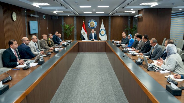 وزير البترول  يبحث تنفيذ المسح الجوي الشامل للمعادن في مصر