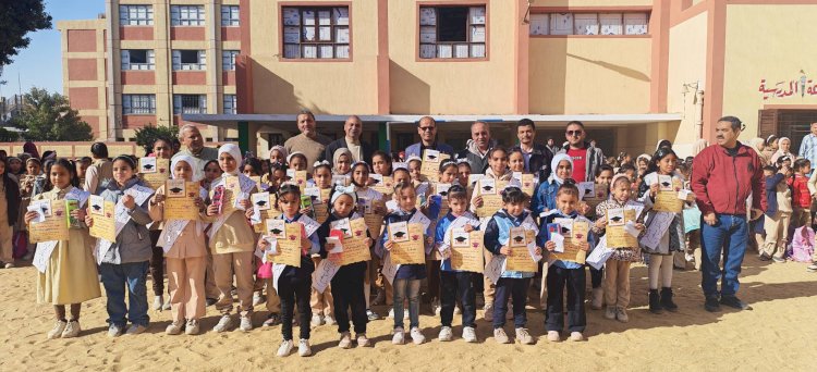 عبد الرافع يكرم حافظات القرآن الكريم  بمدرسة البنات الابتدائية