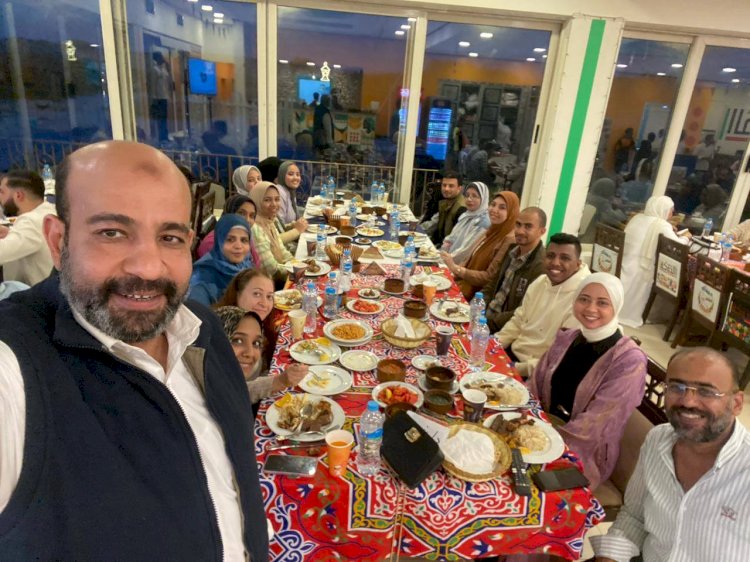أجواء رمضانية تجمع أسرة قسم الأطفال بمستشفيات جامعة أسوان على مائدة إفطار واحدة