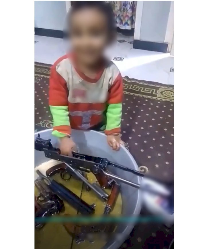 نكشف  فيديو تصوير طفل أثناء  محاولتة فك وتركيب وتنظيف الاسلحة بأسيوط