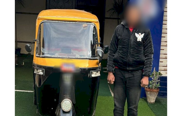 القبض علي سائق توك توك لقيامهر بالسير عكس الاتجاه