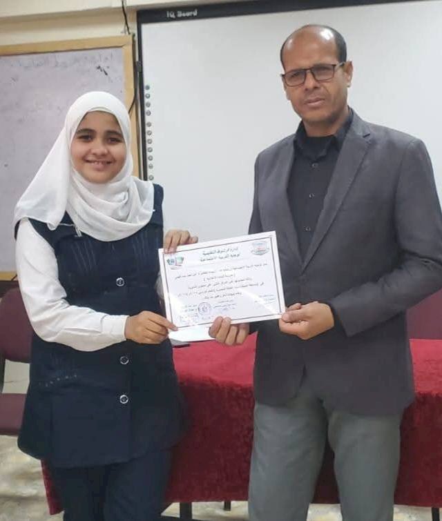 أمل احمد حمدى فهمي الأولى في الإلقاء الشعري تهدي قصيدة لمدير تعليم فرشوط