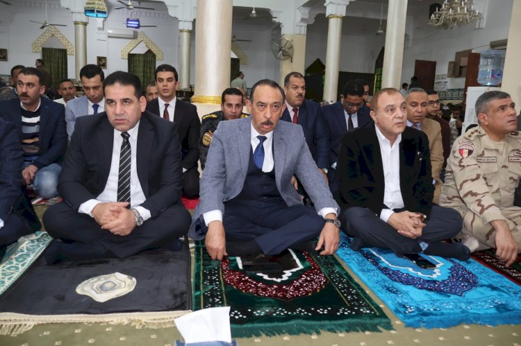 محافظ سوهاج يؤدي صلاة عيد الفطر المبارك بمسجد "الشرطة" بمدينة ناصر