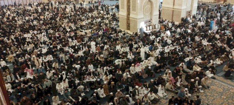 مسجد مصر الكبير يتزين بالمصلين في صلاة العيد