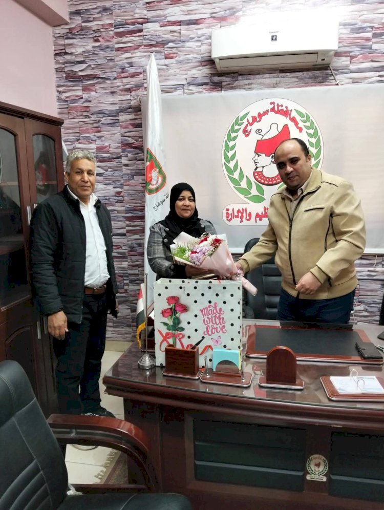 أحمد عزت يكرم الأم المثالية بمديرية التنظيم والإدارة بسوهاج