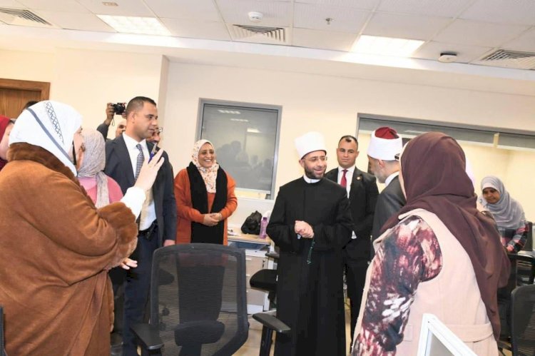 وزير الأوقاف يتفقد انتظام العمل ويهنئ العاملين بعيد الفطر المبارك