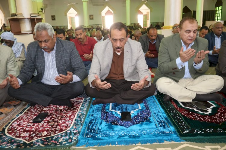 محافظ سوهاج يؤدي صلاة الجمعة بمسجد الشرطة بحي شرق