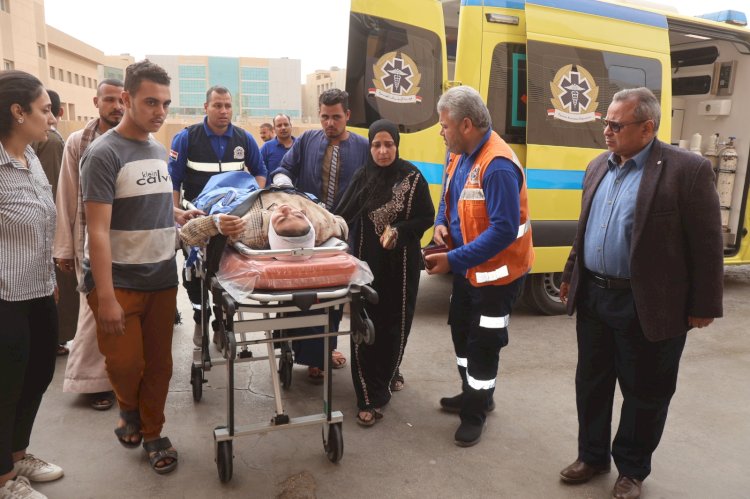 محافظ سوهاج ينيب السكرتير المساعد لتفقد حالة مصابي حادث جرجا بمستشفي الكوامل