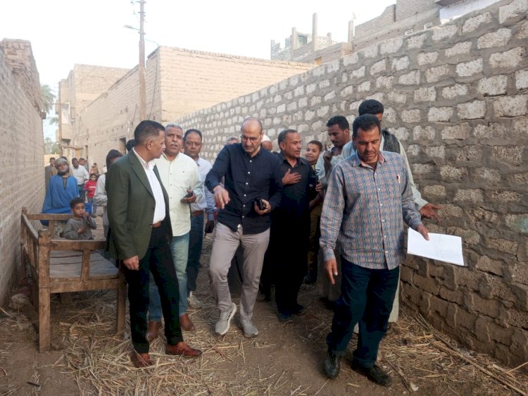 محافظ قنا يوجه بتشكيل لجنة لحصر خسائر حريق قرية أبو دياب شرق