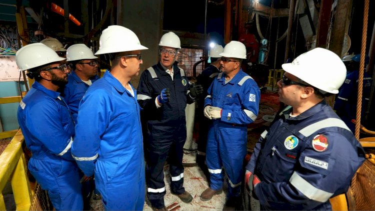 وزير البترول يبيت مع العاملين على الحفار EDC 73 خلال جولته بالصحراء الغربية