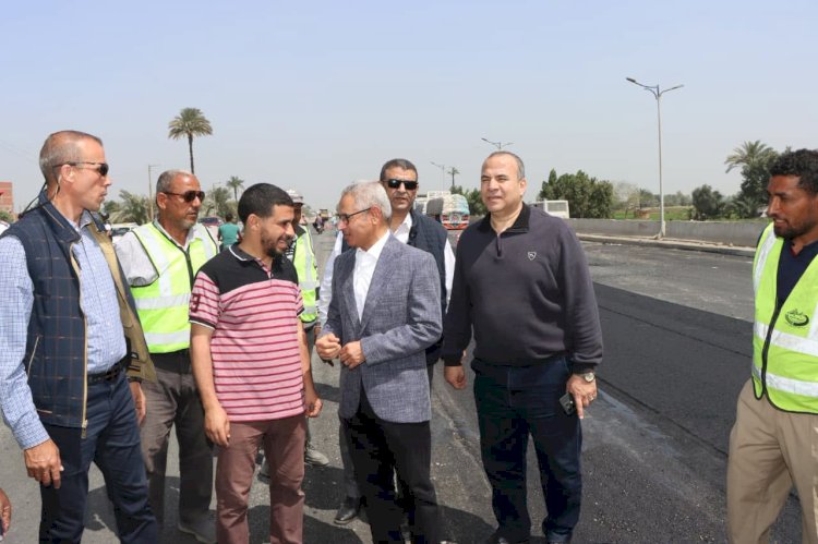 محافظ بني سويف يتابع بدء أعمال رصف طريق دمو/ الفيوم