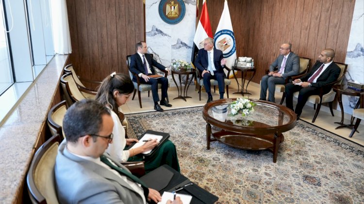 "بدوي" يلتقي  " أباتشي" لمتابعة العمل بمواقع الشركة الإنتاجية