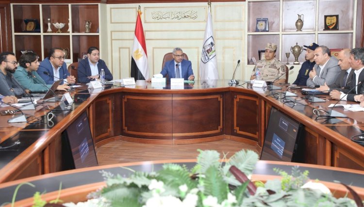 محافظ بني سويف يناقش مستجدات سير العمل بمشروعات حياة كريمة