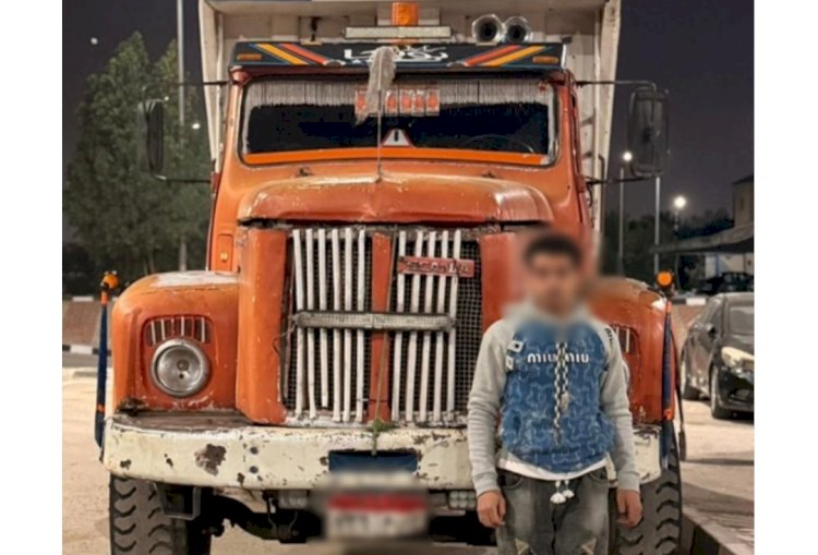 حقيقة فيديو تساقط المخلفات من سيارة بالقاهرة