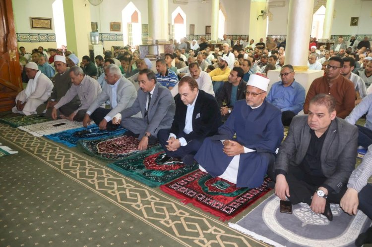 محافظ سوهاج يؤدي صلاة الجمعة بمسجد الشرطة بحي شرق