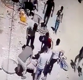 لحظة سقوط طفل داخل بيارة صرف صحى فى طما تكشف كارثة إهمال